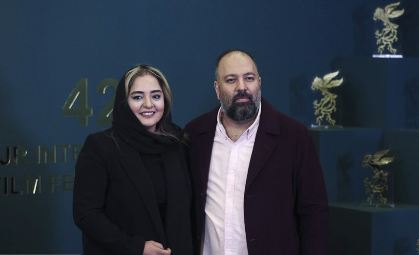 لحظه بوسیدن دست نرگس محمدی توسط علی اوجی | این ویدئوی زوج بازیگر تحسین همه را برانگیخت