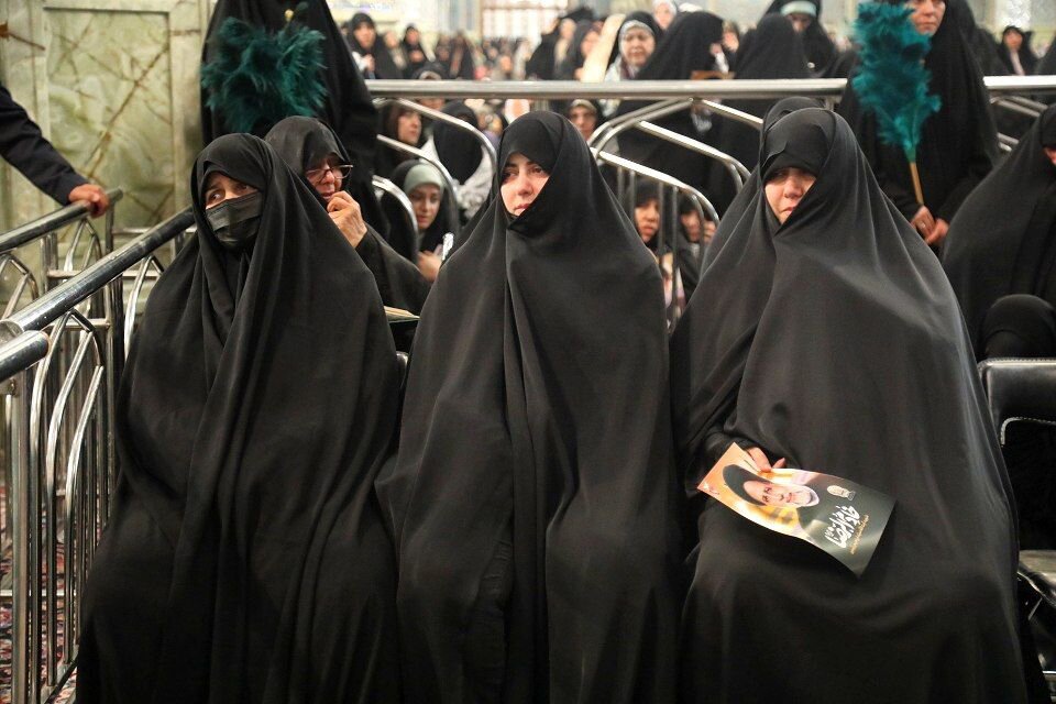 تصاویری از مادر، همسر و دختران شهید رئیسی در مراسم اولین سالگرد شهید جمهور | تصاویر